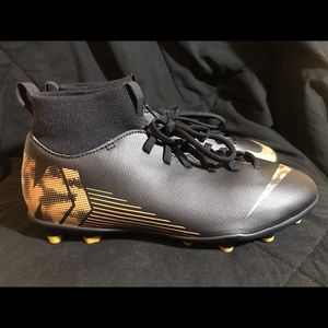 Nike Jr Superfly 6 Club Boys Sz 6Y Soccer Cleats
